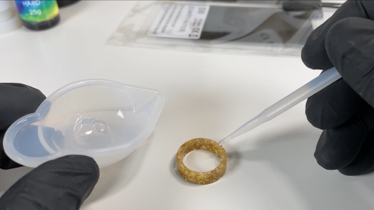 Orecchini a cerchio in resina con anelli intrecciati : Tappa 11 Orecchini a cerchio in resina con anelli intrecciati : Tappa 11