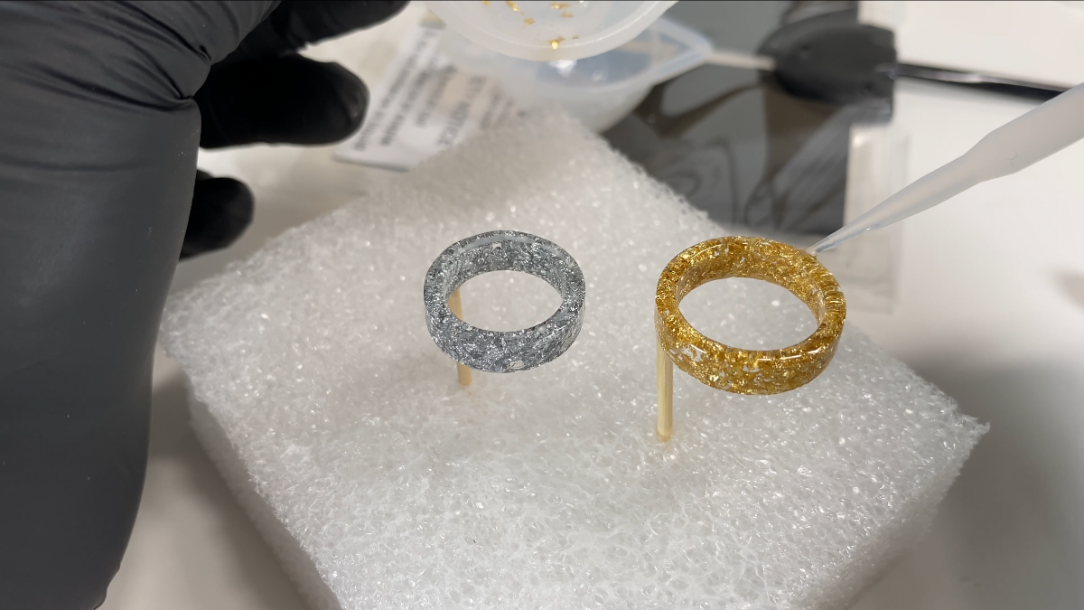 Orecchini a cerchio in resina con anelli intrecciati : Tappa 14 Orecchini a cerchio in resina con anelli intrecciati : Tappa 14