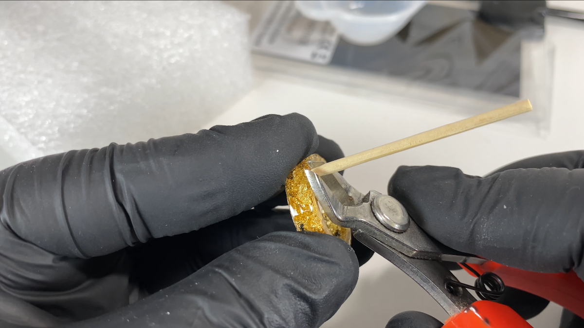 Orecchini a cerchio in resina con anelli intrecciati : Tappa 15 Orecchini a cerchio in resina con anelli intrecciati : Tappa 15