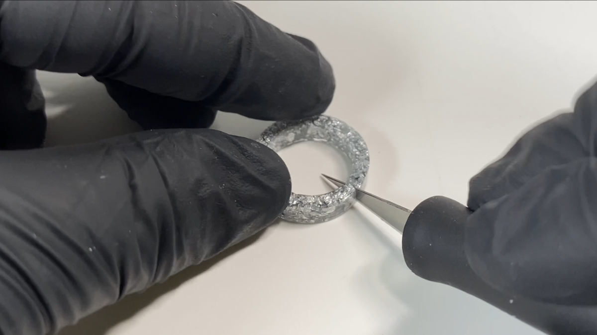 Orecchini a cerchio in resina con anelli intrecciati : Tappa 19 Orecchini a cerchio in resina con anelli intrecciati : Tappa 19