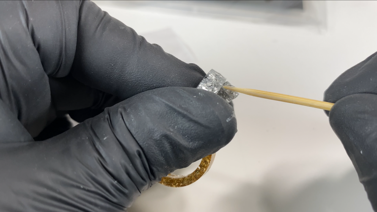 Orecchini a cerchio in resina con anelli intrecciati : Tappa 21 Orecchini a cerchio in resina con anelli intrecciati : Tappa 21