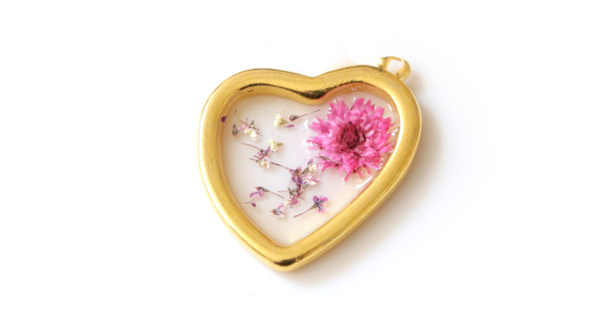 Collana fai da te Ciondolo a cuore in resina UV LED con fiori secchi : Tappa 1 Collana fai da te Ciondolo a cuore in resina UV LED con fiori secchi : Tappa 1