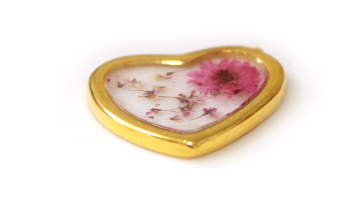 Collana fai da te Ciondolo a cuore in resina UV LED con fiori secchi : Tappa 2 Collana fai da te Ciondolo a cuore in resina UV LED con fiori secchi : Tappa 2