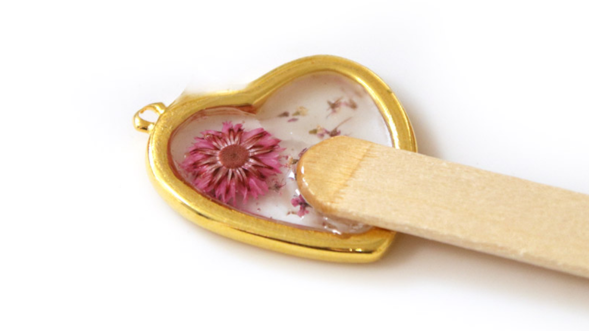 Collana fai da te Ciondolo a cuore in resina UV LED con fiori secchi : Tappa 3 Collana fai da te Ciondolo a cuore in resina UV LED con fiori secchi : Tappa 3