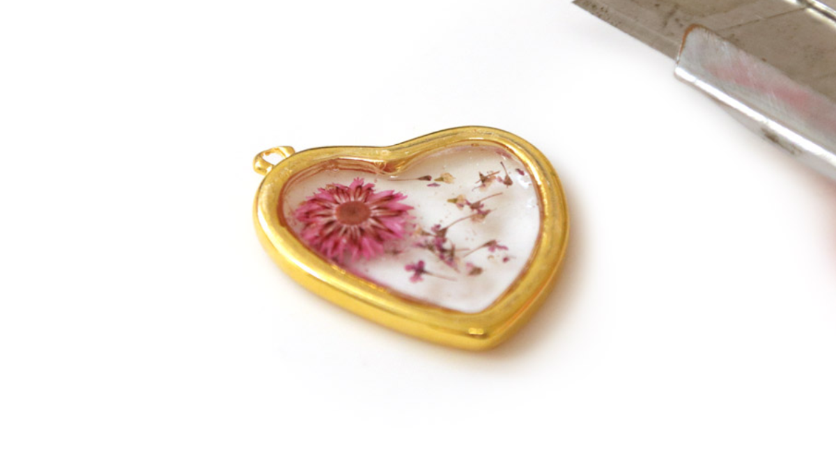 Collana fai da te Ciondolo a cuore in resina UV LED con fiori secchi : Tappa 4 Collana fai da te Ciondolo a cuore in resina UV LED con fiori secchi : Tappa 4