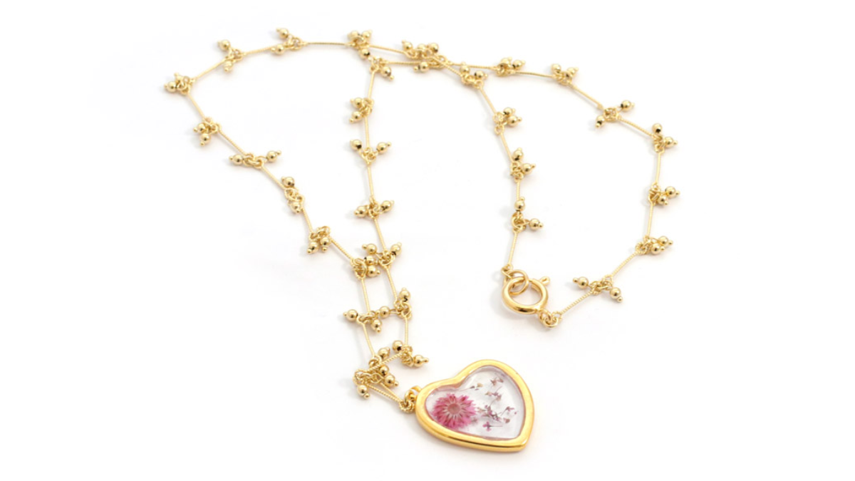 Collana fai da te Ciondolo a cuore in resina UV LED con fiori secchi : Tappa 5 Collana fai da te Ciondolo a cuore in resina UV LED con fiori secchi : Tappa 5