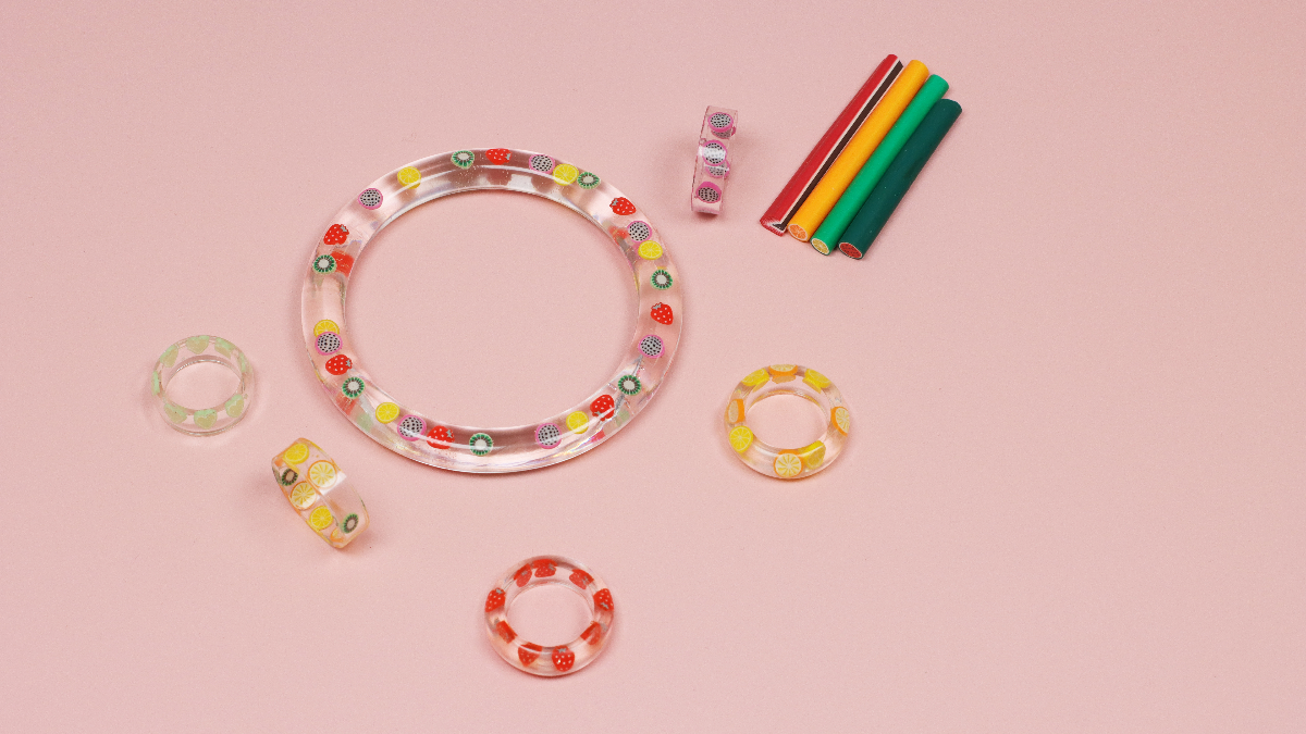 Schema Principiante del fai da te: Anelli di resina fruttata Schema Principiante del fai da te: Anelli di resina fruttata