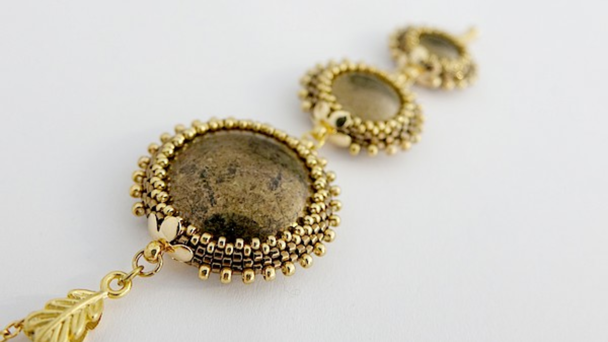 Ciondolo Takamata con cabochon di Puca con perline Miyuki Ciondolo Takamata con cabochon di Puca con perline Miyuki