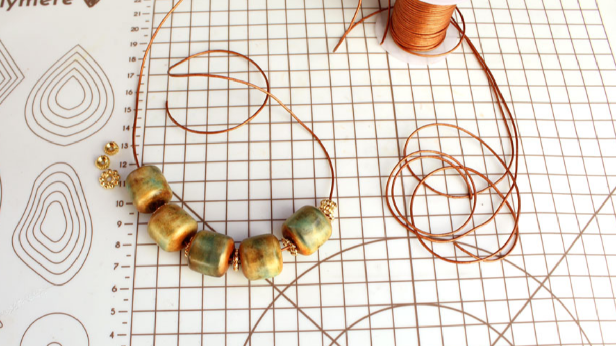 Collana con grandi perle di argilla polimerica, imitazione della ceramica : Tappa 10 Collana con grandi perle di argilla polimerica, imitazione della ceramica : Tappa 10