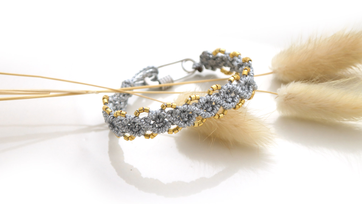 Schema Bracciale in micro-macramé con fili d'argento e motivo a diamante Schema Bracciale in micro-macramé con fili d'argento e motivo a diamante