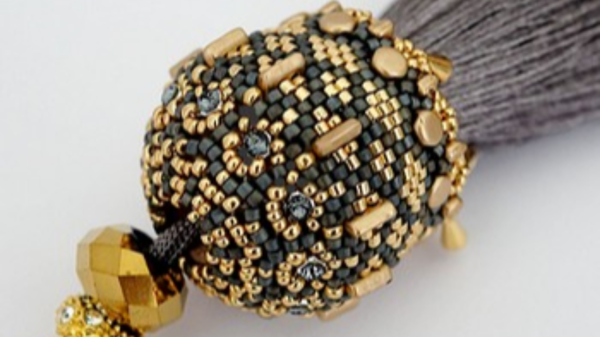 Schema Ciondolo orientale con supporto in legno Jules e Piros e perline Kalos di Puca Schema Ciondolo orientale con supporto in legno Jules e Piros e perline Kalos di Puca