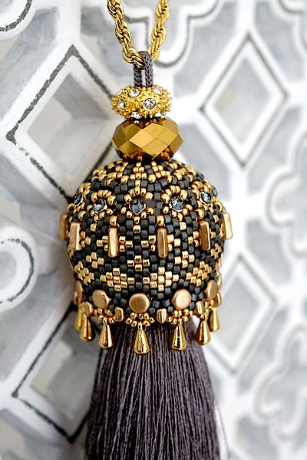 Schema Ciondolo orientale con supporto in legno Jules e Piros e perline Kalos di Puca Schema Ciondolo orientale con supporto in legno Jules e Piros e perline Kalos di Puca