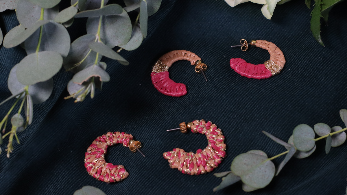 Schema Orecchini a forma di luna in rafia rosa e marrone e filo d'oro Schema Orecchini a forma di luna in rafia rosa e marrone e filo d'oro