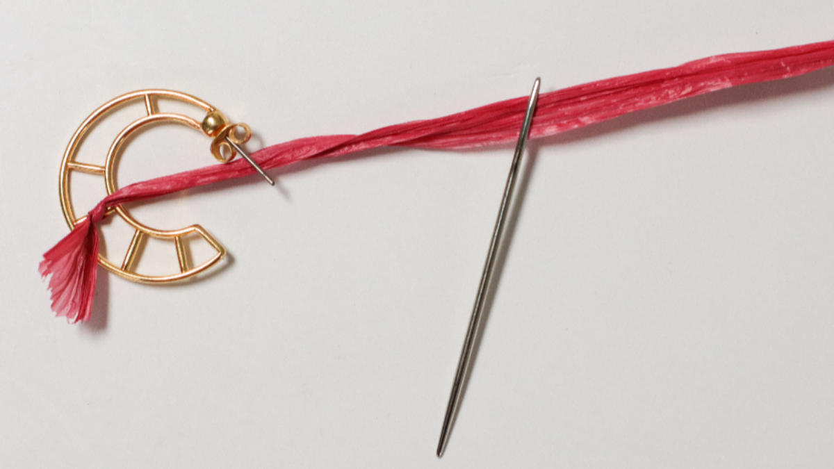 Orecchini a forma di luna in rafia rosa e marrone e filo d'oro : Tappa 1 Orecchini a forma di luna in rafia rosa e marrone e filo d'oro : Tappa 1