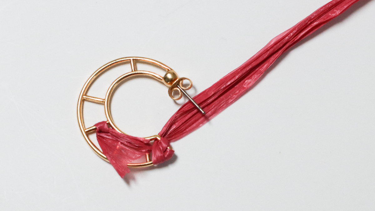 Orecchini a forma di luna in rafia rosa e marrone e filo d'oro : Tappa 2 Orecchini a forma di luna in rafia rosa e marrone e filo d'oro : Tappa 2