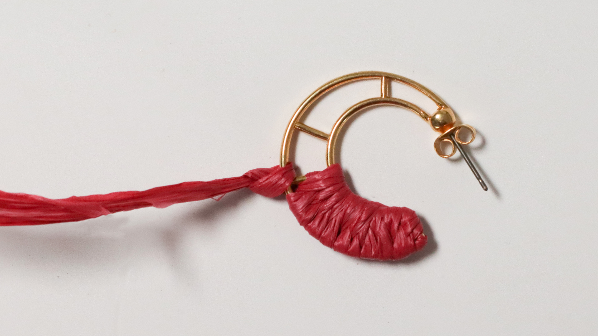 Orecchini a forma di luna in rafia rosa e marrone e filo d'oro : Tappa 3 Orecchini a forma di luna in rafia rosa e marrone e filo d'oro : Tappa 3