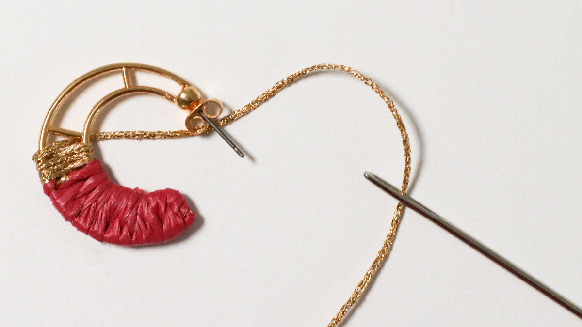 Orecchini a forma di luna in rafia rosa e marrone e filo d'oro : Tappa 4 Orecchini a forma di luna in rafia rosa e marrone e filo d'oro : Tappa 4