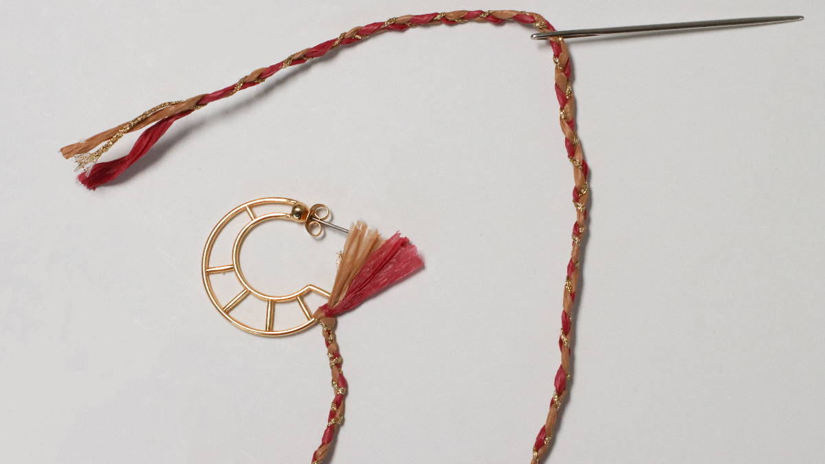 Orecchini a forma di luna in rafia rosa e marrone e filo d'oro : Tappa 8 Orecchini a forma di luna in rafia rosa e marrone e filo d'oro : Tappa 8