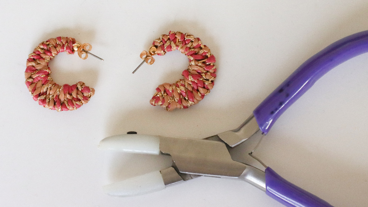 Orecchini a forma di luna in rafia rosa e marrone e filo d'oro : Tappa 9 Orecchini a forma di luna in rafia rosa e marrone e filo d'oro : Tappa 9