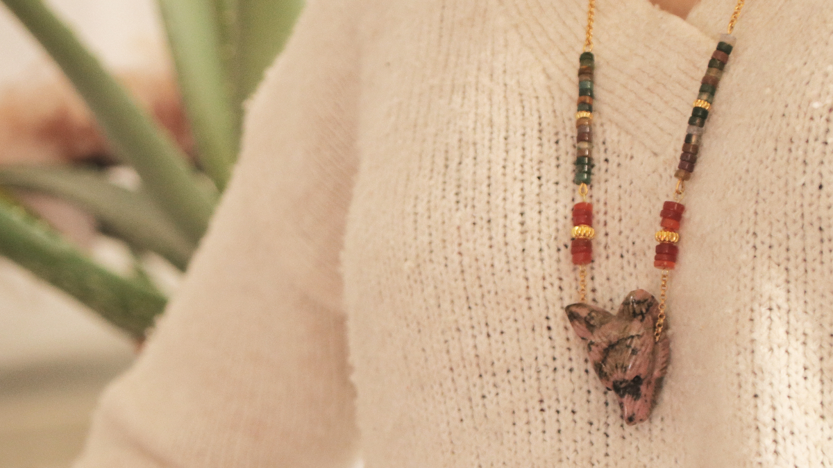 Schema Collana con ciondolo a forma di testa di lupo in rodonite e perline heishi Schema Collana con ciondolo a forma di testa di lupo in rodonite e perline heishi