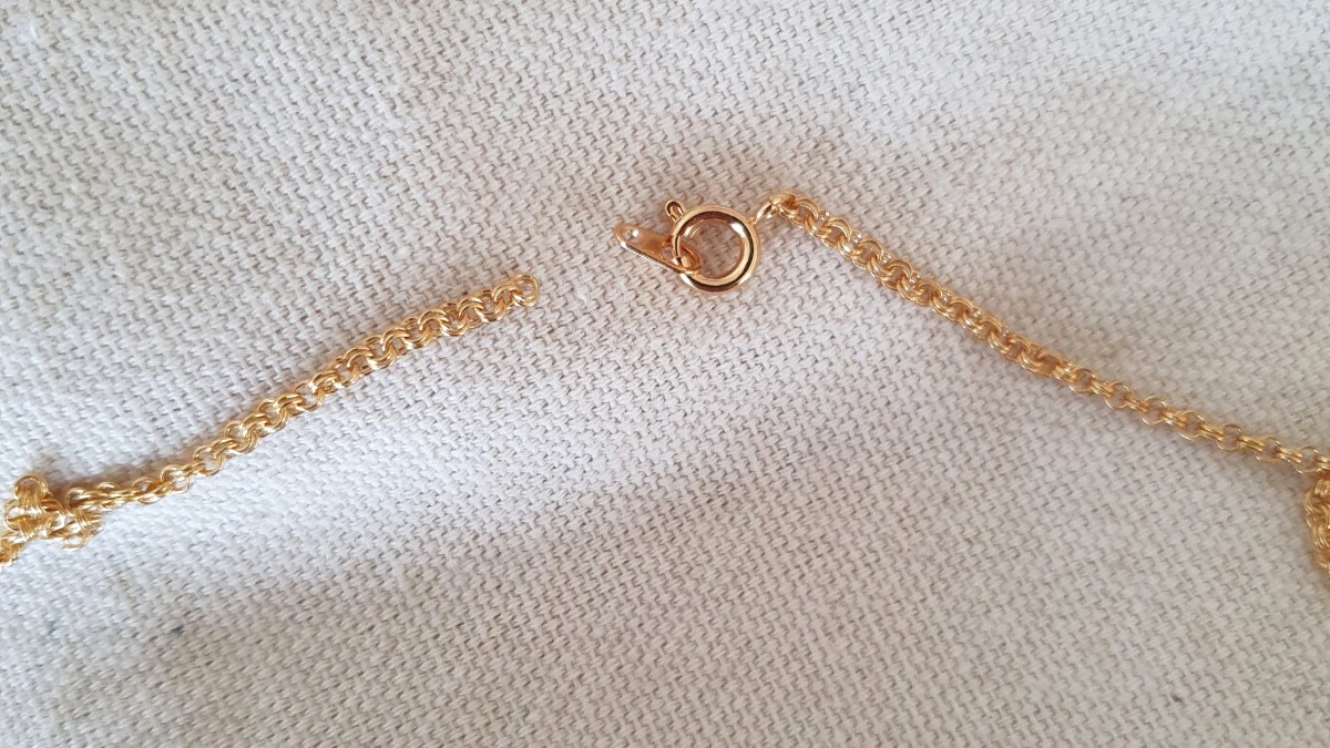 Collana con ciondolo a forma di testa di lupo in rodonite e perline heishi : Tappa 4 Collana con ciondolo a forma di testa di lupo in rodonite e perline heishi : Tappa 4