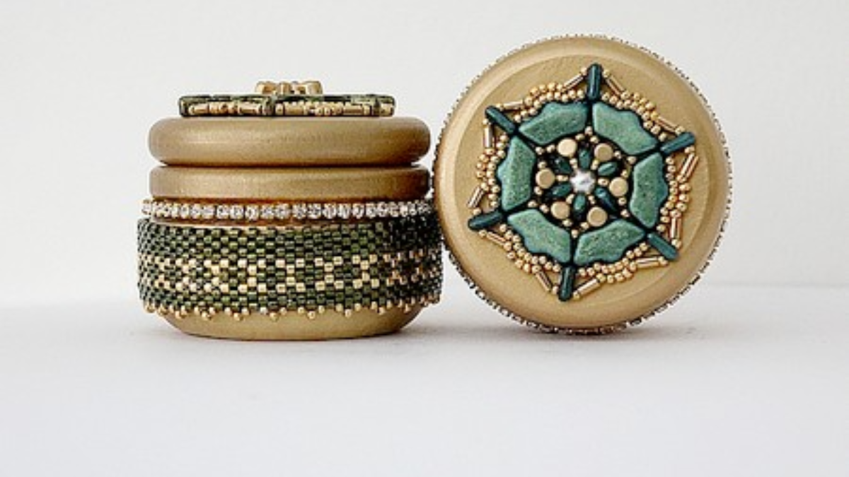 Schema Scatola segreta Jodie con perle di vetro Delos, Piros e Minos di Puca Schema Scatola segreta Jodie con perle di vetro Delos, Piros e Minos di Puca