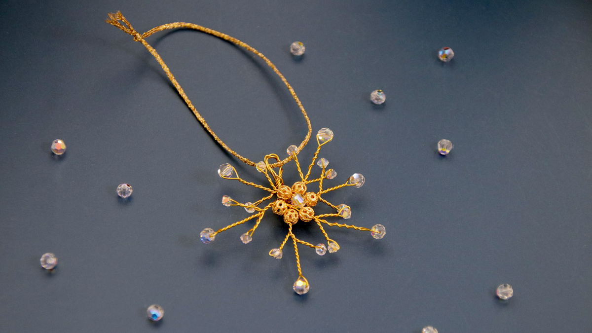 Schema Fiocco di neve fai da te fatto di perline di cristallo e filo Schema Fiocco di neve fai da te fatto di perline di cristallo e filo