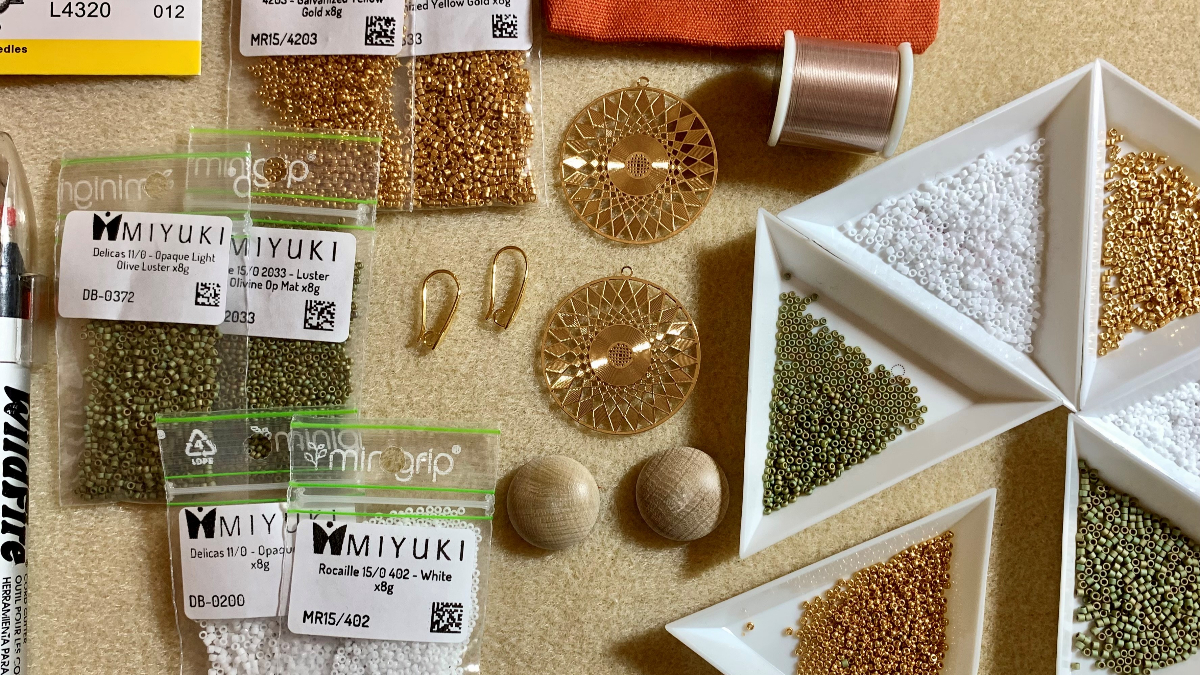 Orecchini 3D a tessitura circolare peyote su cabochon di legno e stampe : Tappa 1 Orecchini 3D a tessitura circolare peyote su cabochon di legno e stampe : Tappa 1