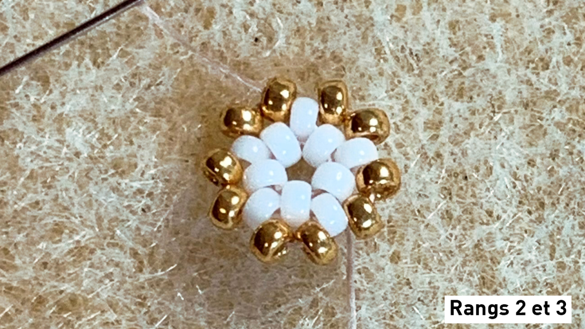 Orecchini 3D a tessitura circolare peyote su cabochon di legno e stampe : Tappa 2 Orecchini 3D a tessitura circolare peyote su cabochon di legno e stampe : Tappa 2