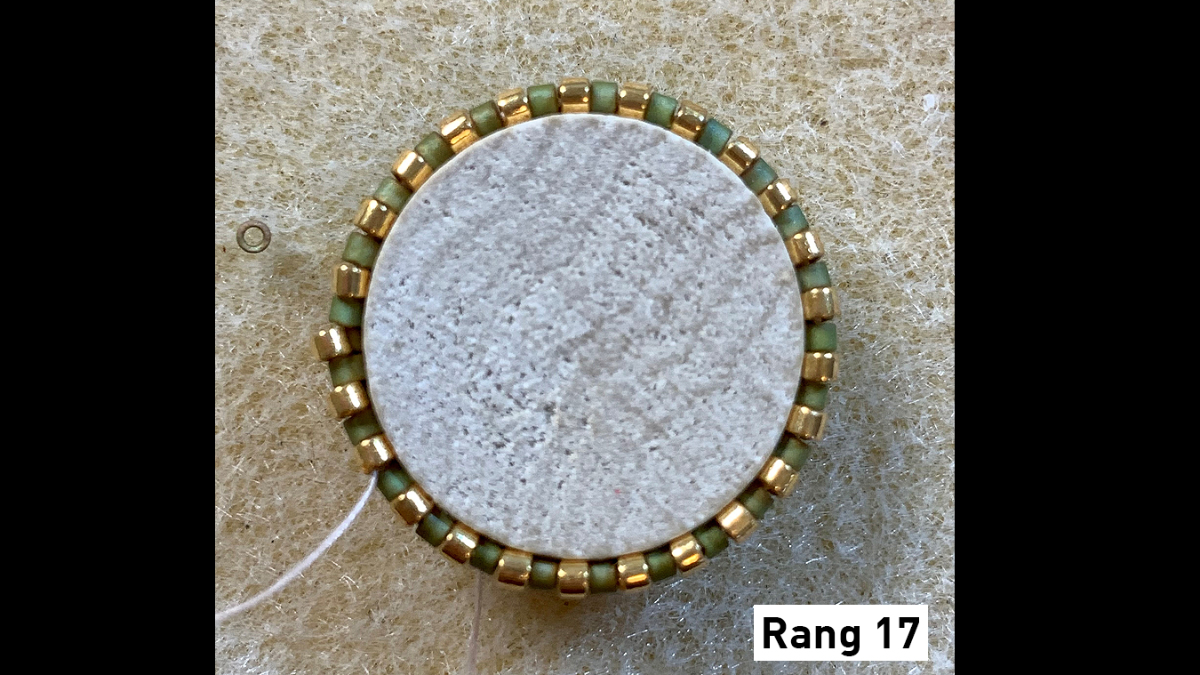 Orecchini 3D a tessitura circolare peyote su cabochon di legno e stampe : Tappa 10 Orecchini 3D a tessitura circolare peyote su cabochon di legno e stampe : Tappa 10