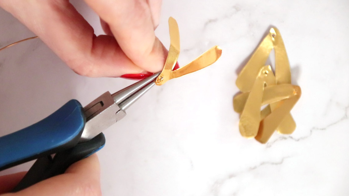 Vischio d'oro metallico fai da te e pompon bianchi : Tappa 3 Vischio d'oro metallico fai da te e pompon bianchi : Tappa 3