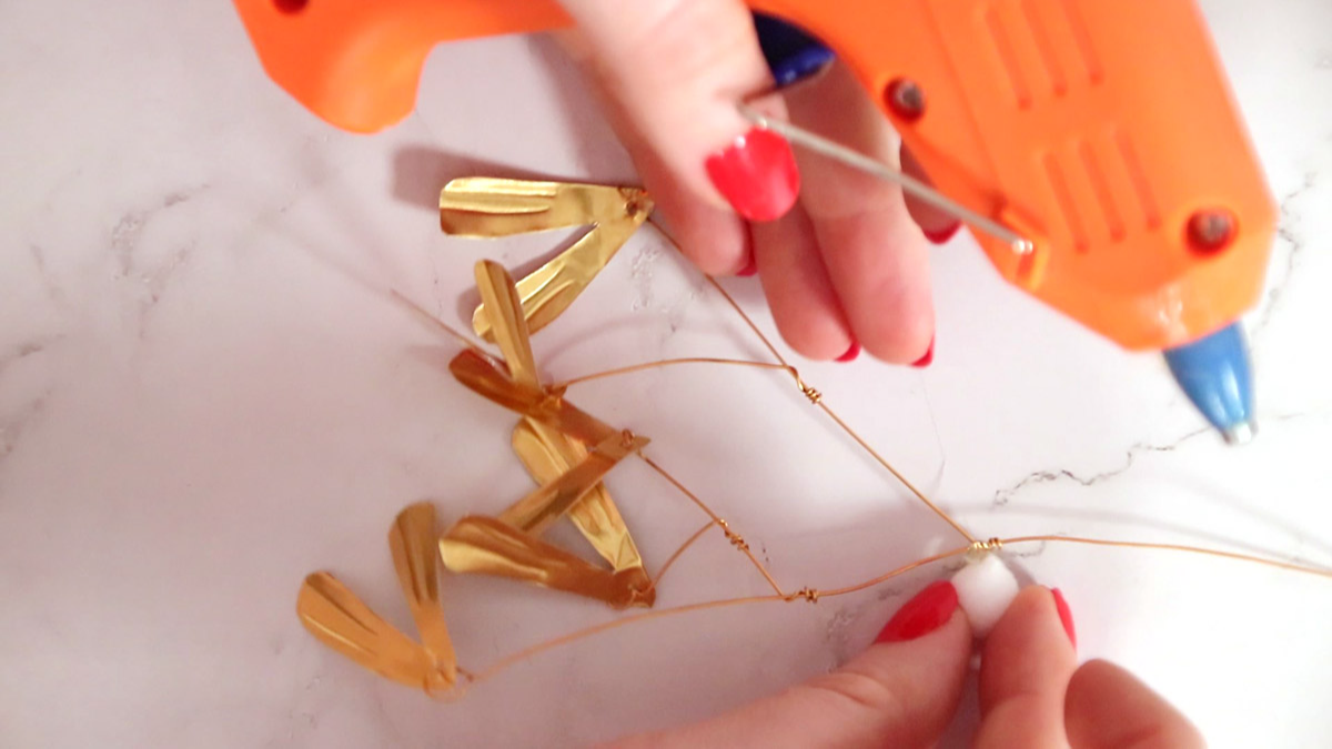 Vischio d'oro metallico fai da te e pompon bianchi : Tappa 5 Vischio d'oro metallico fai da te e pompon bianchi : Tappa 5