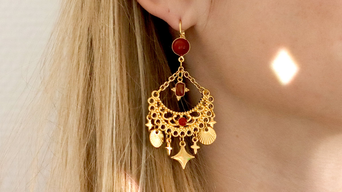 Orecchini a forma di croce placcati in oro con pietra preziosa corniola Orecchini a forma di croce placcati in oro con pietra preziosa corniola