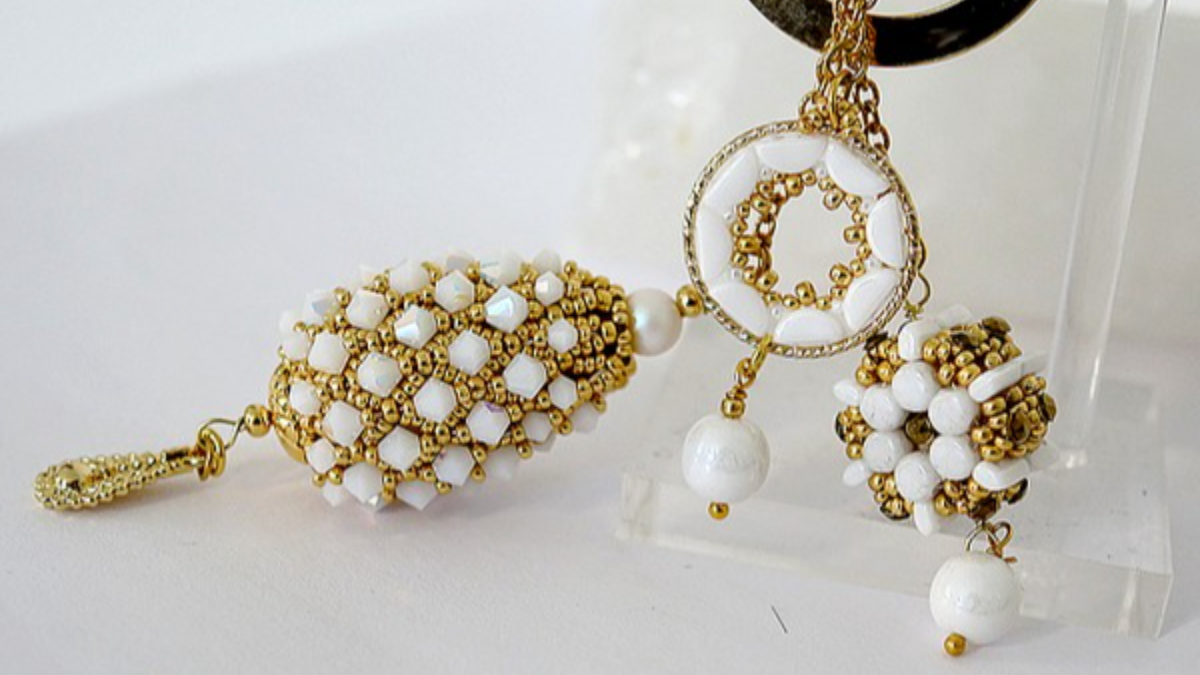 Gioielli 3 in 1 con perline Victoria, Lea e Donuts e supporto in legno Jesse e Jack Gioielli 3 in 1 con perline Victoria, Lea e Donuts e supporto in legno Jesse e Jack