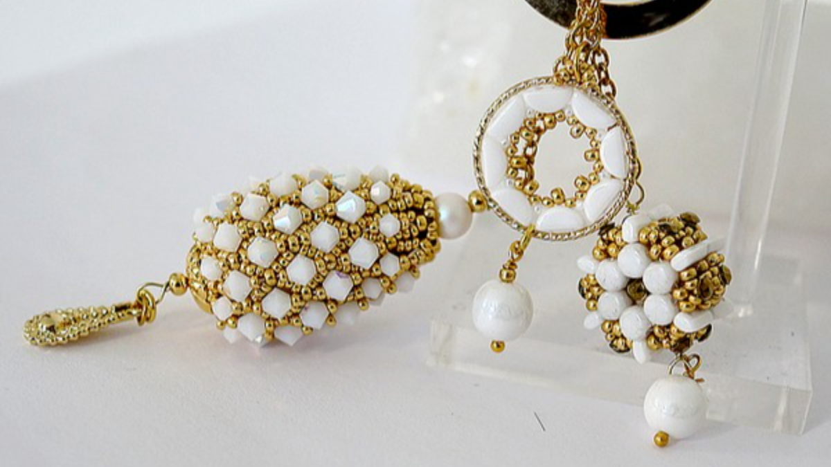 Schema Gioielli 3 in 1 con perline Victoria, Lea e Donuts e supporto in legno Jesse e Jack Schema Gioielli 3 in 1 con perline Victoria, Lea e Donuts e supporto in legno Jesse e Jack