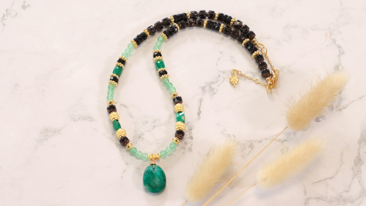 Schema Collana con smeraldo d'imitazione e perle di vetro sfaccettate antiche Schema Collana con smeraldo d'imitazione e perle di vetro sfaccettate antiche