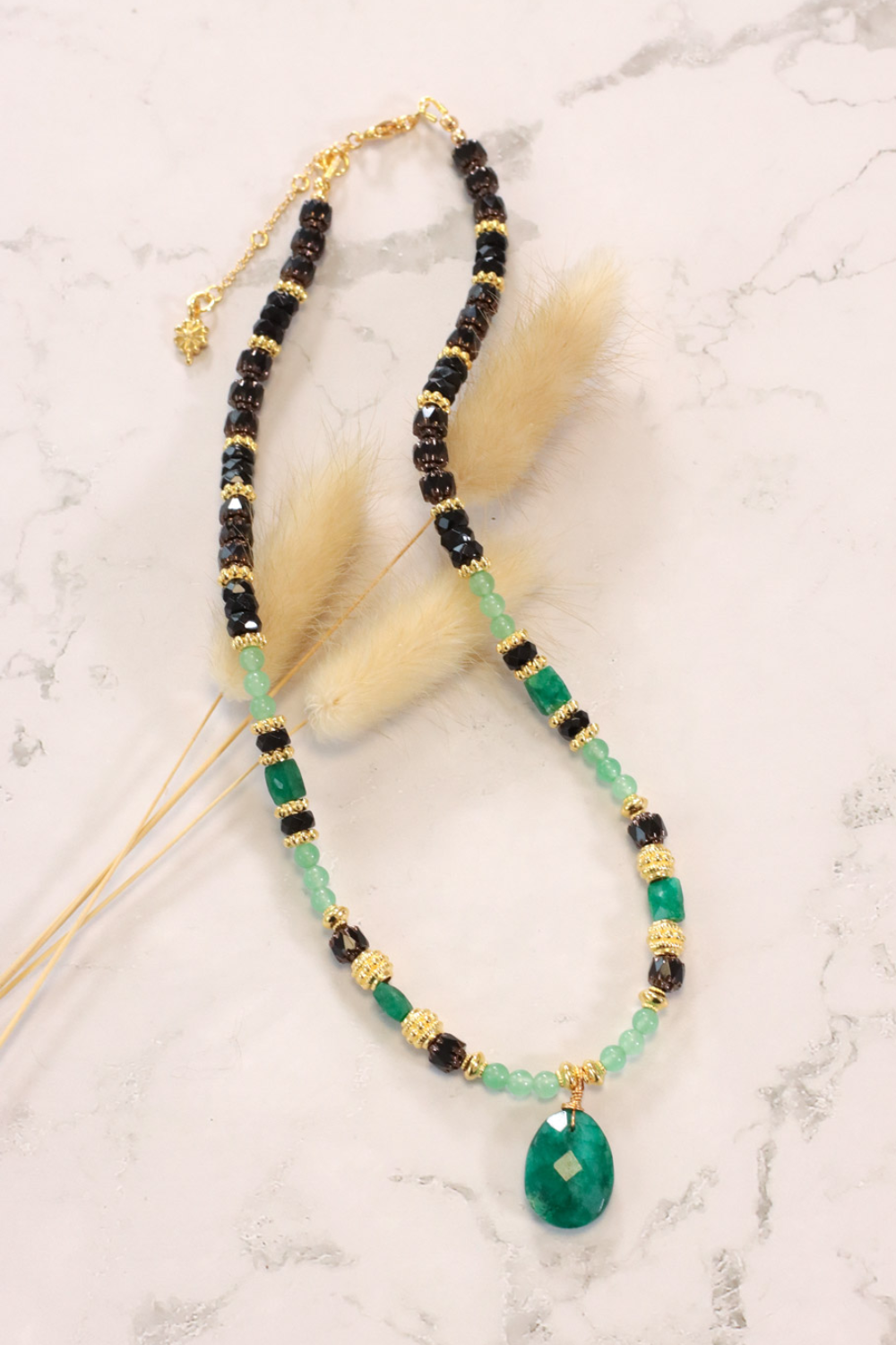 Schema Collana con smeraldo d'imitazione e perle di vetro sfaccettate antiche Schema Collana con smeraldo d'imitazione e perle di vetro sfaccettate antiche