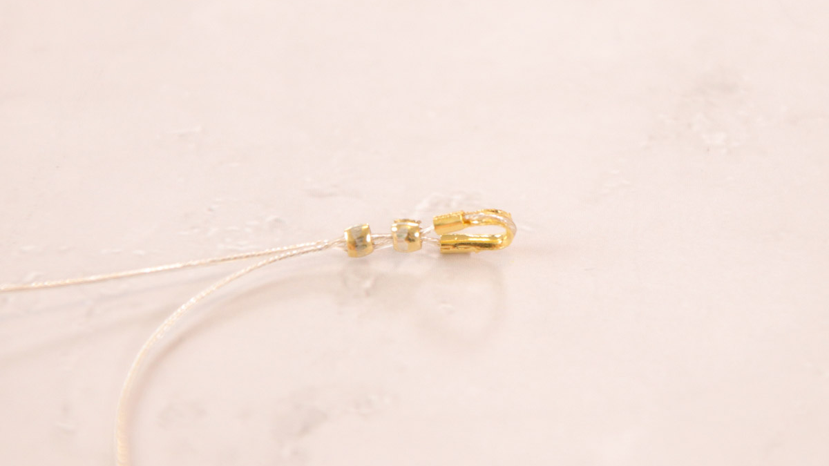 Collana con smeraldo d'imitazione e perle di vetro sfaccettate antiche : Tappa 2 Collana con smeraldo d'imitazione e perle di vetro sfaccettate antiche : Tappa 2