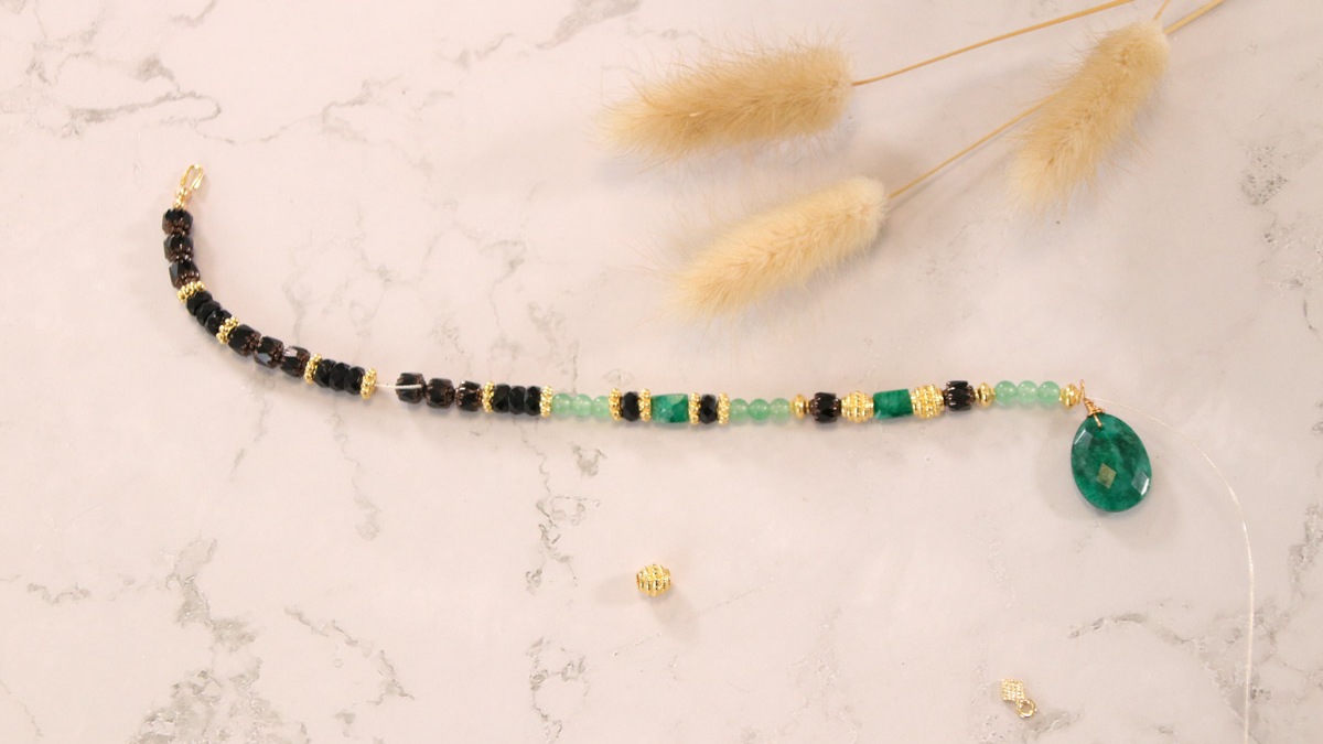 Collana con smeraldo d'imitazione e perle di vetro sfaccettate antiche : Tappa 7 Collana con smeraldo d'imitazione e perle di vetro sfaccettate antiche : Tappa 7