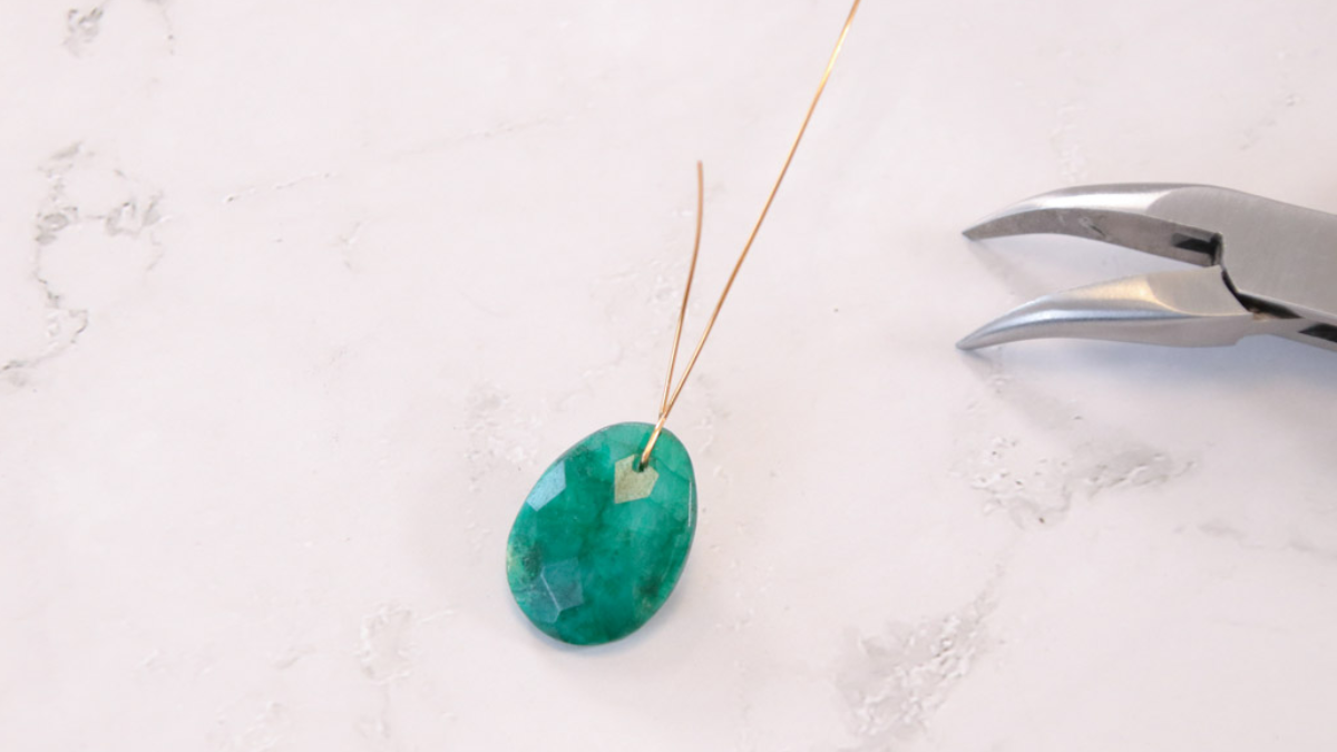 Collana con smeraldo d'imitazione e perle di vetro sfaccettate antiche : Tappa 3 Collana con smeraldo d'imitazione e perle di vetro sfaccettate antiche : Tappa 3