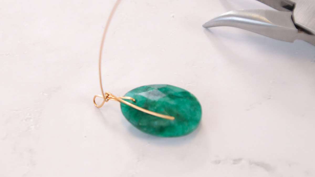 Collana con smeraldo d'imitazione e perle di vetro sfaccettate antiche : Tappa 5 Collana con smeraldo d'imitazione e perle di vetro sfaccettate antiche : Tappa 5