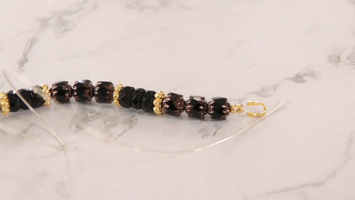 Collana con smeraldo d'imitazione e perle di vetro sfaccettate antiche : Tappa 8 Collana con smeraldo d'imitazione e perle di vetro sfaccettate antiche : Tappa 8