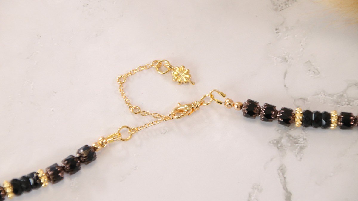 Collana con smeraldo d'imitazione e perle di vetro sfaccettate antiche : Tappa 9 Collana con smeraldo d'imitazione e perle di vetro sfaccettate antiche : Tappa 9