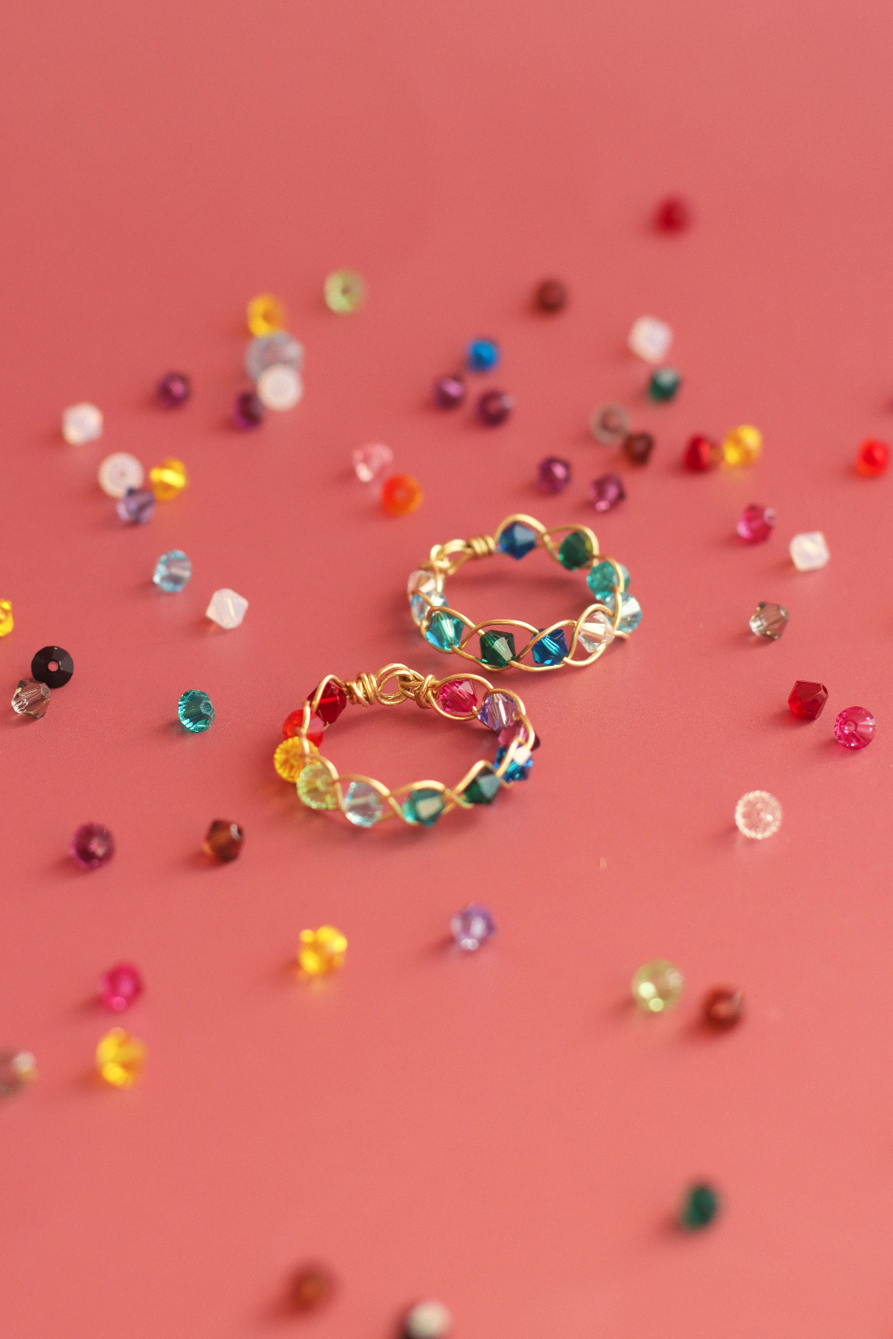 Schema Anello fai da te per principianti con biconi arcobaleno Swarovski Schema Anello fai da te per principianti con biconi arcobaleno Swarovski