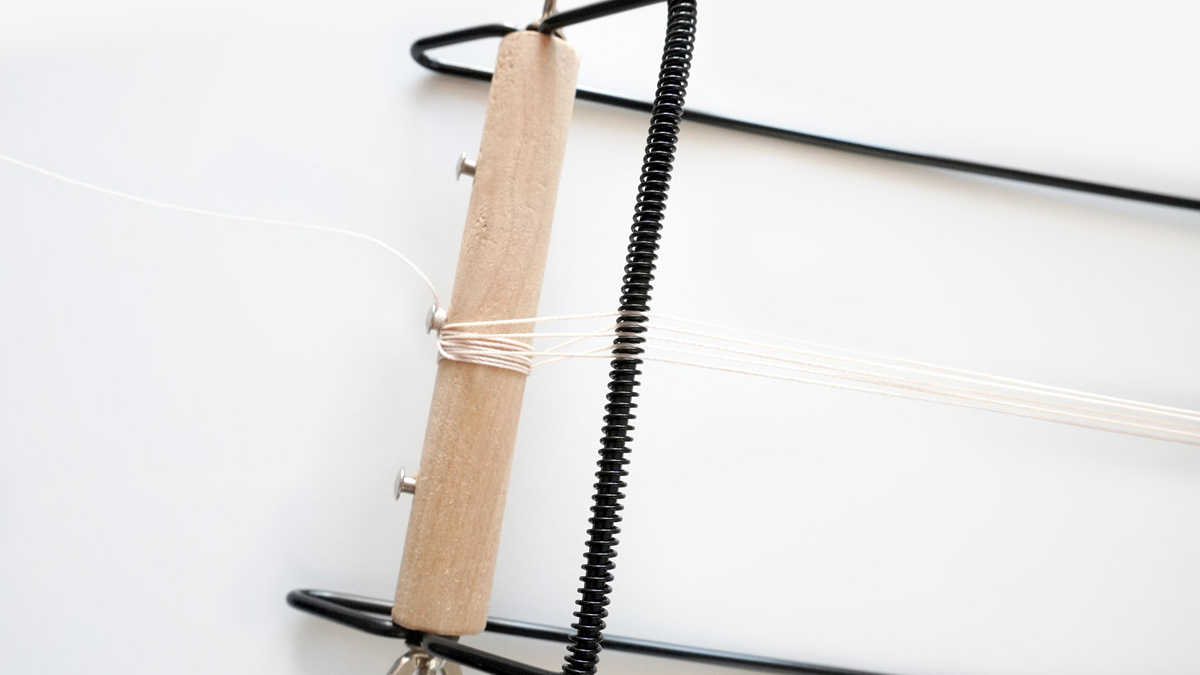 Bracciale in filo di seta intrecciato con inserto di scarabeo dorato : Tappa 1 Bracciale in filo di seta intrecciato con inserto di scarabeo dorato : Tappa 1