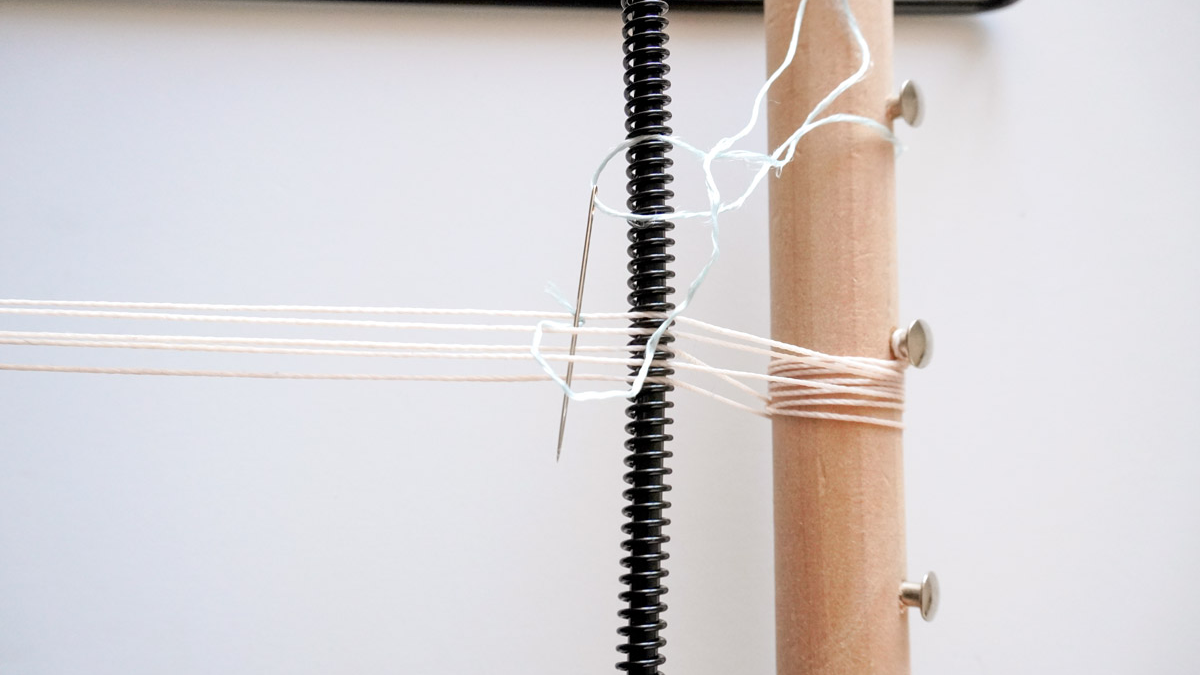 Bracciale in filo di seta intrecciato con inserto di scarabeo dorato : Tappa 2 Bracciale in filo di seta intrecciato con inserto di scarabeo dorato : Tappa 2