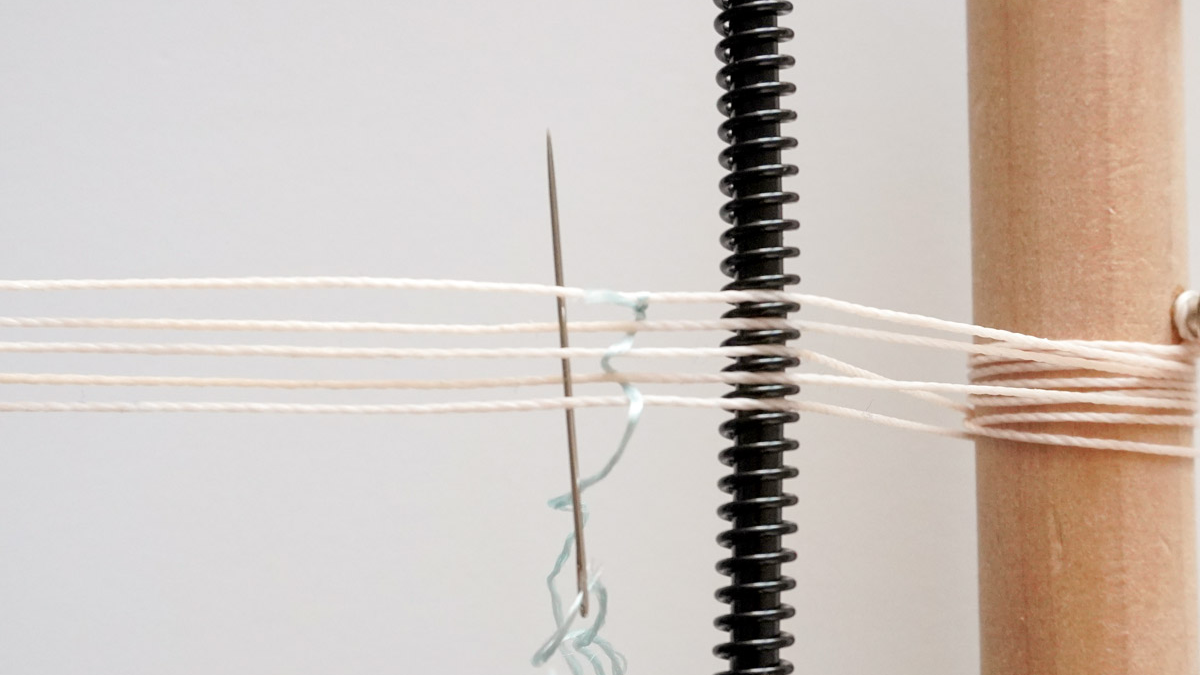 Bracciale in filo di seta intrecciato con inserto di scarabeo dorato : Tappa 3 Bracciale in filo di seta intrecciato con inserto di scarabeo dorato : Tappa 3