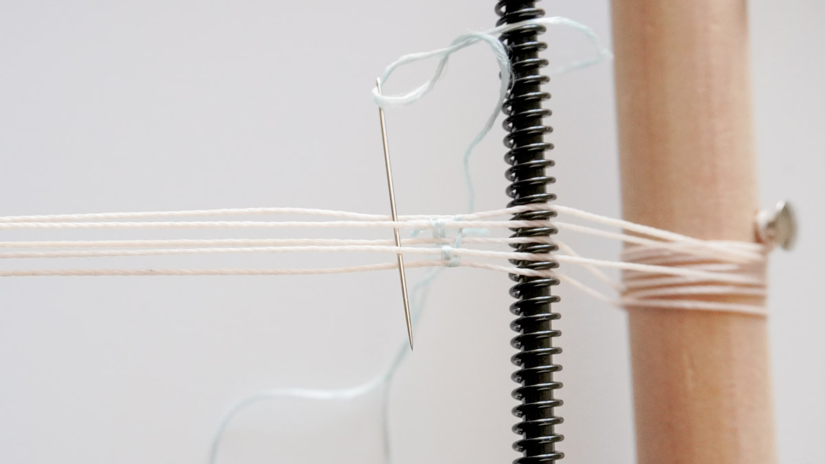 Bracciale in filo di seta intrecciato con inserto di scarabeo dorato : Tappa 4 Bracciale in filo di seta intrecciato con inserto di scarabeo dorato : Tappa 4