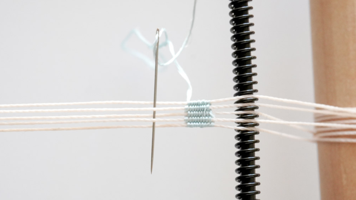 Bracciale in filo di seta intrecciato con inserto di scarabeo dorato : Tappa 5 Bracciale in filo di seta intrecciato con inserto di scarabeo dorato : Tappa 5