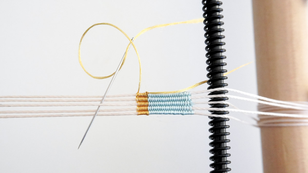 Bracciale in filo di seta intrecciato con inserto di scarabeo dorato : Tappa 6 Bracciale in filo di seta intrecciato con inserto di scarabeo dorato : Tappa 6